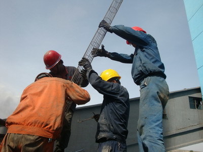 更換10T燃煤（méi）鍋爐布袋除塵器濾袋和骨架